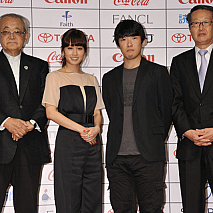 TIFFアンバサダーに就任した前田敦子(左から2番目)　(c)2012 TIFF