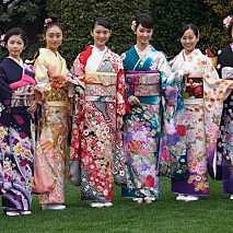 左から吉本実憂・小芝風花・忽那汐里・武井咲・剛力彩芽・宮崎香蓮・河北麻友子・小澤奈々花