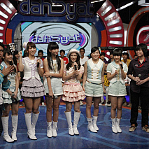 インドネシア・RCTIの人気音楽番組「dahsyat(ダシャット)」に出演する JKT48 高城亜樹と仲川遥香 (C) JKT48 Project