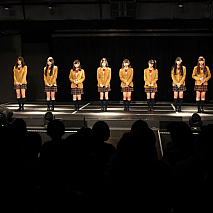 SKE48からの卒業を報告するメンバーと湯浅支配人 (C) AKS