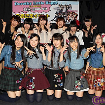 Dorothy Little Happy（前列）・愛乙女★DOLL（後列） 