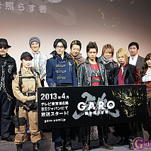 後列左から雨宮慶太・津田寛治・大友康平・景山ヒロノブ・横山誠、前列左から佐藤寛子・青木玄徳・栗山航・池田純矢・南里美希