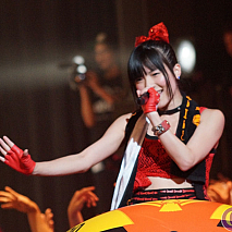 ウタ娘スーパーライブ2013に出演したアリス十番＆スチームガールズのステージの様子