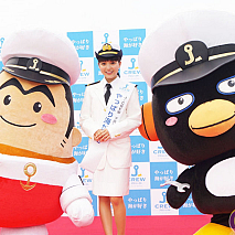 左からキャプテンなみ丸・川島海荷(9nine)・ペギ機関長