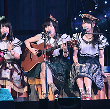 AKB48・2013 真夏のドームツアー～まだまだ、やらなきゃいけないことがある～ 京セラドーム公演(1日目)より (C)AKS
