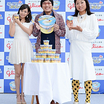 左から岩田さゆり、山里亮太、山崎静代