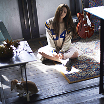 片平里菜 2ndシングル「女の子は泣かない」ジャケ写