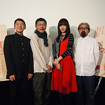 左から、伊東清矢、康すおん、前田敦子、山下敦弘監督