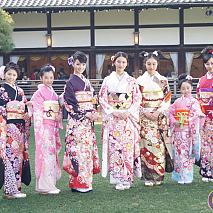 左から河北麻友子・小芝風花・井頭愛海・剛力彩芽・武井咲・忽那汐里・本田望結・宮﨑香蓮・吉本実憂