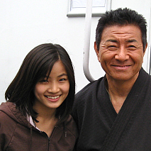 FAKYリーダーAnna(左)・ショー・コスギ(右)