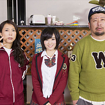 MCの山本彩さん、ケンドーコバヤシさんと椿鬼奴さん