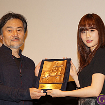 黒沢清監督(左)・前田敦子(右)