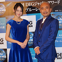 吉本実憂(左)・竹中直人(右)