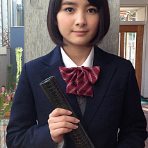 中学卒業をイメージした制服姿の葵わかな
