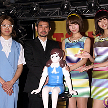 左からコップのシキ子・タナカカツキ・レナ(バニラビーンズ)・リサ(バニラビーンズ)