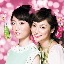 moumoon YUKA(左)・平愛梨(右)