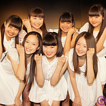 アイドルネッサンス 後列左から橋本佳奈・宮本茉凛・比嘉奈菜子・新井乃亜、前列左から百岡古宵・石野理子・南端まいな