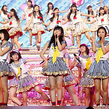 HKT48 (左から)宮脇、指原、兒玉　(C)AKS