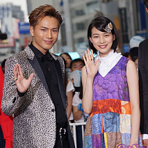 登坂広臣(左)・能年玲奈(右)