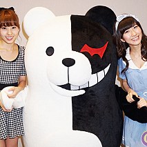 藤江れいな(左)・モノクマ(中央)・石田晴香(右)