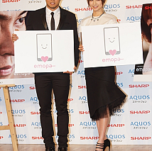 北島康介(左)・篠田麻里子(右)