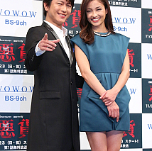 及川光博(左)・黒木メイサ(右)