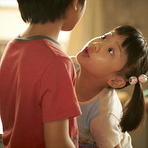 映画『円卓 こっこ、ひと夏のイマジン』より　(C) 2014 「円卓」製作委員会