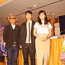 左から廣木隆一監督・染谷将太・前田敦子