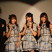 SKE48と石原真監督 (C)2015「DOCUMENTARY of SKE48」製作委員会