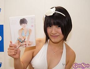 DVDで着用した白ビキニ姿で登場した内山薫さん
