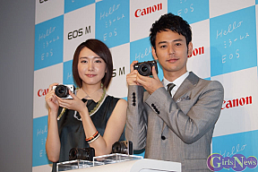 キャノン ミラーレスカメラ「EOS M」の新CMに出演する新垣結衣(左)と妻夫木聡(右)