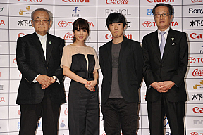 TIFFアンバサダーに就任した前田敦子(左から2番目)　(c)2012 TIFF