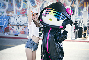浜崎あゆみ(左)・DJ Hello Kitty(右)