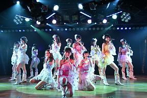 4月24日 AKB48チーム4「アイドルの夜明け」公演 初日より (C)AKS