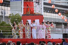 AKB48「第八回 みなとみらい大盆踊り」の様子(C)AKS