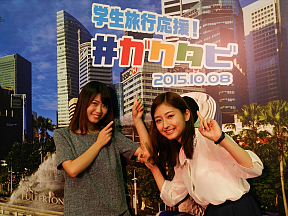西澤由夏(左)・岡田彩花(右)