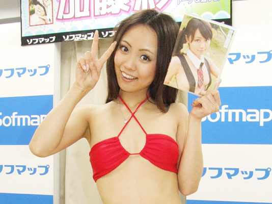 グラドル・加藤彩、横乳も下乳も全開の制服って？ - GirlsNews