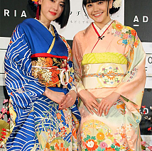三吉彩花（左）・松井愛莉（右）