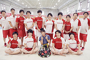 足立佳奈と「コナミスポーツ」体操競技部のメンバー