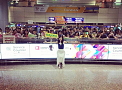 台湾の空港に集まった大勢のファンとの1枚