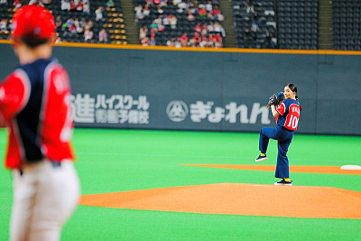 夕見子 が札幌に帰ってきた 福地桃子が札幌ドームで始球式に登板し美しいフォームを披露 Ameba News アメーバニュース