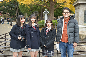『ハロプロ！TOKYO 散歩』より。（左から）小片リサ、井上玲音、稲場愛香、ナイツ土屋