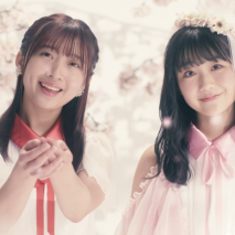 『忘れ桜』MVより、（左から）渡邉幸愛、阿部夢梨