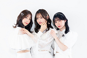 （左から）怜伽（REIKA）、玲奈（RENA）、千聖（CHISATO）