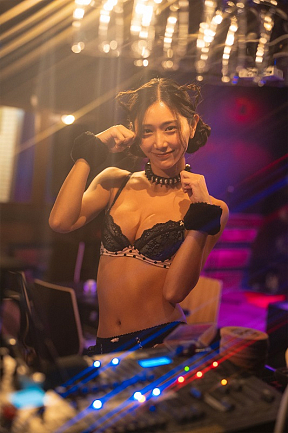 SPA!デジタル写真集 斎藤恭代「艶めくアイドルライブ」より
