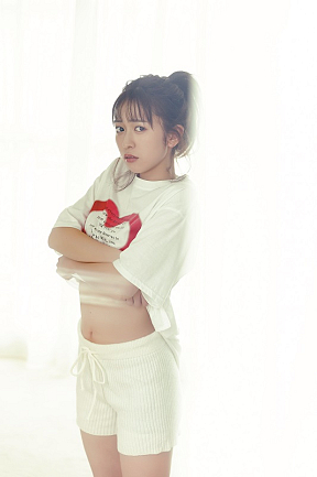 「小泉遥香ファースト写真集 はるのとなり。」より