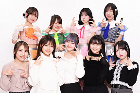 アップアップガールズ(2)メンバー(後列)とオーディション参加者(前列)