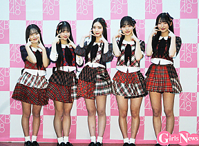 AKB48 21期研究⽣ 　（左から）髙橋舞桜、牧⼾愛茉、森川優、渡邉葵⼼、⽥中沙友利