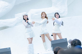 パフォーマンスを披露するUNICODE（左からERIN、HANA、MIO）