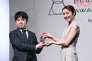 矢田亜希子（右）